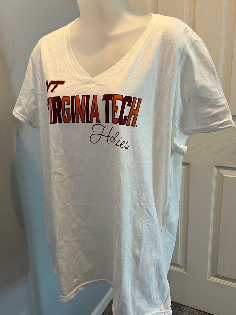 White V-Neck T-Shirt - Virginia Tech University Hokies women’s NWT Size 2X